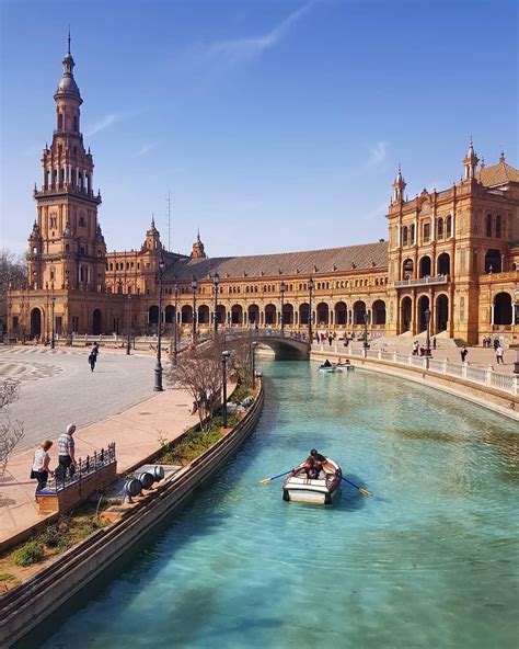 The city of sevilla is fantastic in spainit has more than 700 thousand inhabitants. Sevilha, Espanha