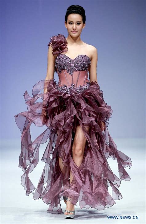 Ich hatte das kleid doch auf einer deutschen internetseite bestellt. China - german.china.org.cn - Hochzeitskleider glänzen auf ...