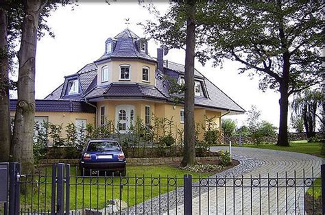 Wer ein haus bauen will, sollte gut vorbereitet sein. Ein Winkel-Haus als Walmdach-Haus in bayerischen Landhaus ...