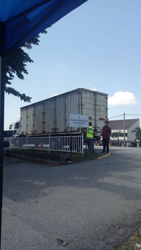 Beliau terkenal dengan penampilan berjanggut. USTAZ EBIT LEW SINGGAH KLINIK KESIHATAN PENDANG, KEDAH