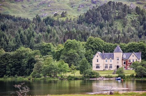 Why tourists like the inn on loch lomond. Unusual Accommodation in Loch Lomond and The Trossachs