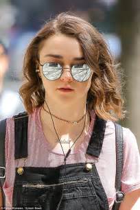 Game Of Thrones Maisie Williams Keeps It Casual For New York Shopping