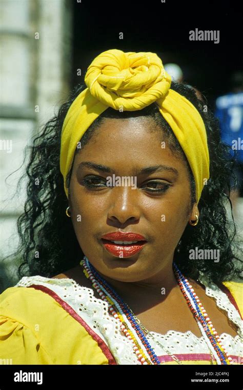Mujer Cubana Con Ropa Tradicional En La Plaza De La Catedral Histórica