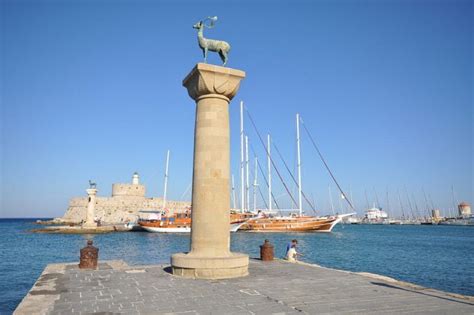 Rodos adasının rodos kentinde, liman girişte bulunduğuna inanılan rodos heykeli, dünya'nın yedi harikası arasında gösterilmektedir. Rodos Heykeli - Rodos Heykeli Nerede? | Bilgikilavuzu.com