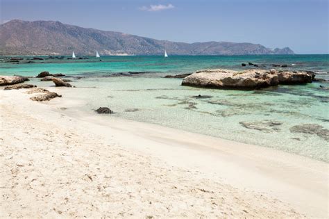 Elafonissi bieten neben feinstem sand noch mehrere besonderheiten. Elafonisi strand av Kreta fotografering för bildbyråer ...