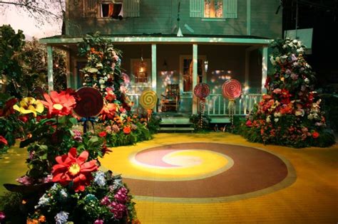 The road between munchkinland and emerald city, riddled with dangers, has to be travelled on foot.) MunchkinLand-House | Oz | Pinterest | Dr. oz and Farmhouse