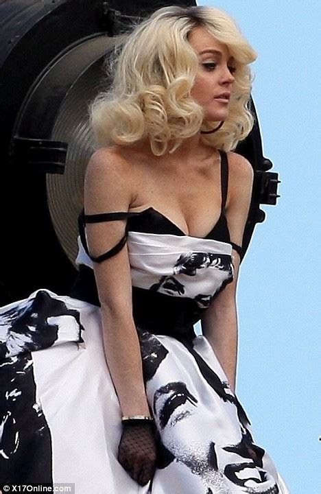 Blonde Lindsay Lohan Flaunts Her Cleavage In Sexy Homage To Marilyn Monroe Daily Mail Online