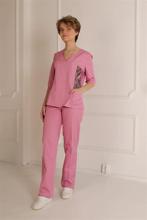 Купить медицинский костюм розовый с цветными вставками недорого