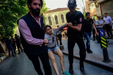 Gay Pride Istanbul La Police Fait Usage De Balles En Caoutchouc