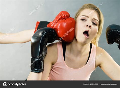 Mujer siendo golpeada en pelea de boxeo fotografía de stock Anetlanda Depositphotos