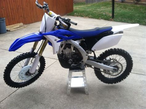 The 2013 yamaha yz250f has bng (bold new graphics), black handlebars and a white rear fender instead of blue. Buy 2013 Yamaha Yz250f on 2040-motos