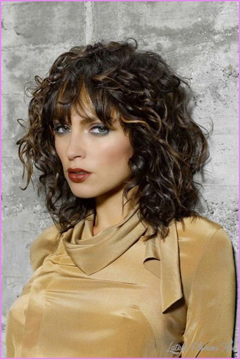 Favehairstyles.com 25 best shoulder length curly hair cuts styles in. Curly layered haircuts round face - LatestFashionTips.com