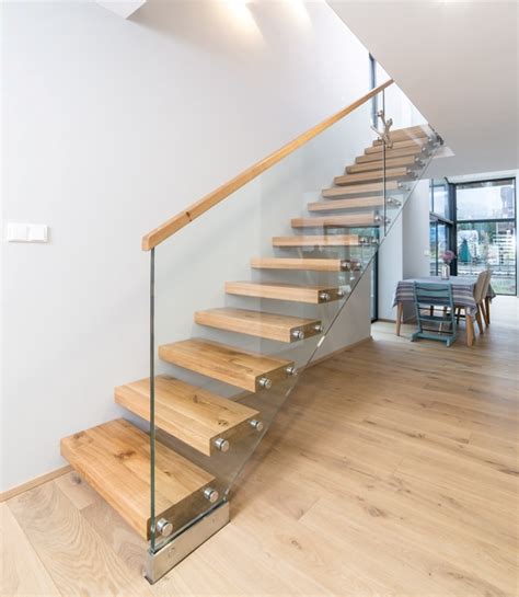 Materialien wie edelstahl und glas kommen da sehr häufig, besonders im außenbereich, zum einsatz. Holztreppe mit Glas - Steinkogler - Stiegen / Geländer ...
