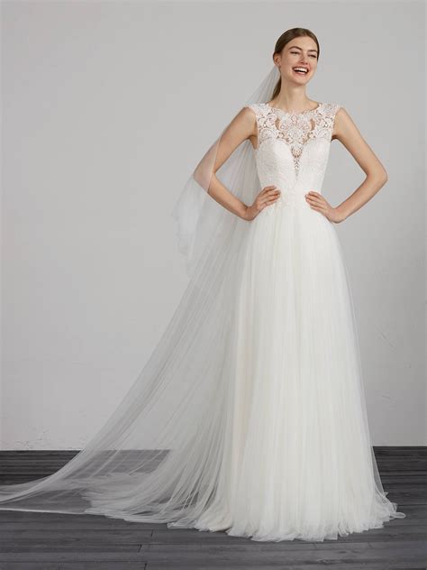 Lace Evasé Wedding Dress With Illusions Pronovias