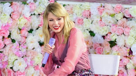 Taylor Swift Debuts Lover Video Sings Archer During Youtube Qanda