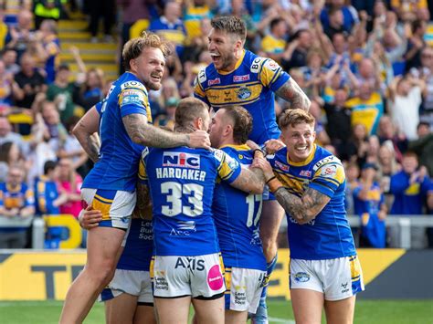 Leeds 14 8 Castleford Late Comeback Earns Rhinos Play Off Place