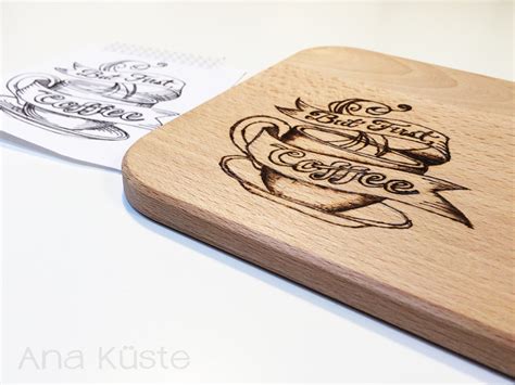 Als seit jahren auf die brandmalerei oder pyrographie ist eine traditionelle volkskunst zur verzierung von holz (holzbrandmalerei), leder. Frühstücksbrettchen mit Brandmalerei - Ana Küste