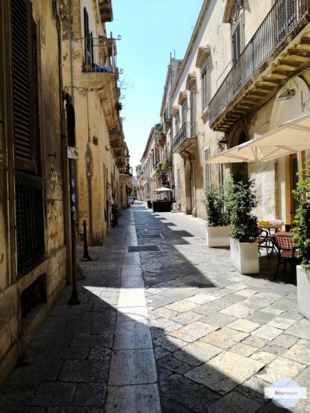 Gänzlich auf der halbinsel salento gelegen, auf der spitze des absatzes des italienischen stiefels, ist die provinz lecce die zweite bevölkerungsreiche provinz apuliens nach der provinz bari. Ein Tag in Lecce - Sehenswürdigkeiten und Essen