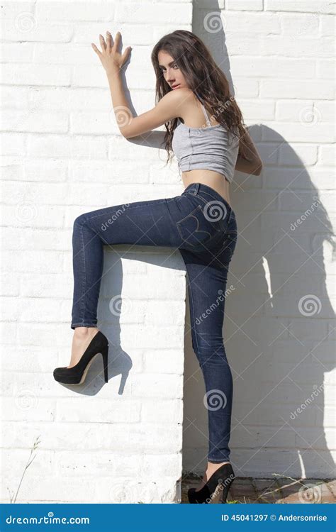 Schöner Sexy Junger Brunette In Den Blue Jeans Stockbild Bild Von