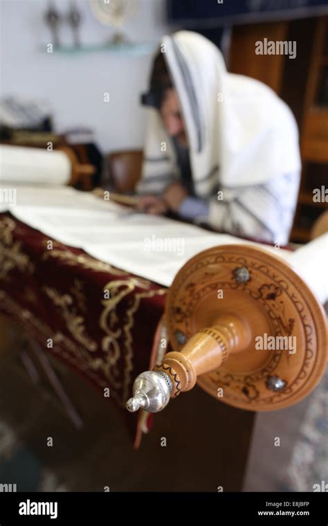 Rabbi Reading Torah Hi Res Stock Photography And Images Alamy