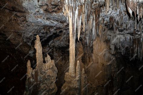 Stalactites Et Stalagmites Dans La Grotte Gentle Adygea Photo Premium