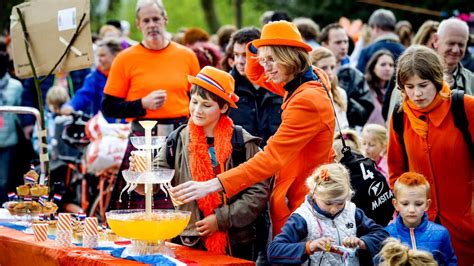 Koningsdag (27 april) is een nationale feestdag in nederland waarop de verjaardag van de koning. Drie op tien Nederlanders kopen oranje spullen voor ...