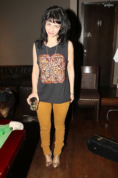 סגל, אחד הכתבים הבולטים של חברת החדשות, קיבץ במקום אחד את כל נבחרת החדשות של הערוץ, כולל המגישה לוי, הבחורה הדיסקרטית של. ynet לא השתנית! נינט טייב ושי גבסו מתאחדים - תרבות ובידור