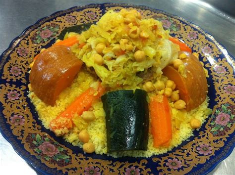 Esta receta de couscous original se cocina normalmente en una cuscusera, que es un utensilio de cocina. Cocina marroquí, características y platos populares