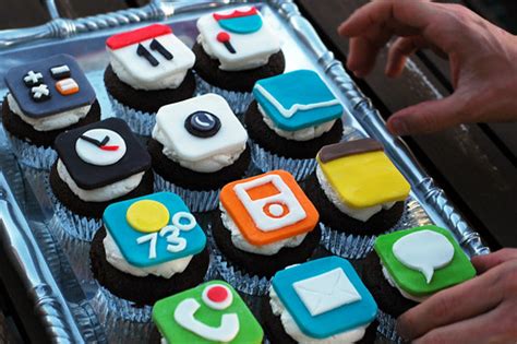 Designers, app designers especially, when designing a mobile app, usually should choose between ios and android first. JUST COOL-adventure in design: food :: cupcakes + iphones