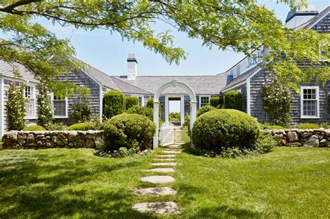 Tour A New York Couples Classic Marthas Vineyard Home Architectural