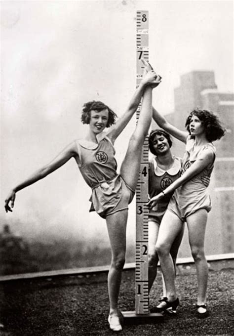 20 Funny Vintage Photos That Cant Be Explained About Women