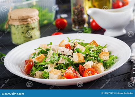 Gesunder Gegrillter Huhn Caesar Salat Mit Tomaten Käse Und Croutons Stockbild Bild Von