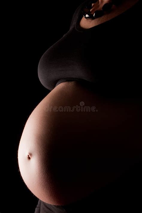Seitenansicht Der Nackten Schwangeren Frau Auf Schwarzem Stockbild Bild Von Familie Frau