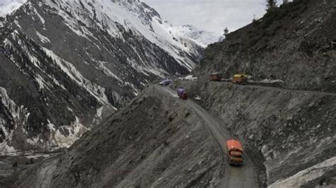 16 Dangerous Roads In India That Are A Drivers Worst Nightmare