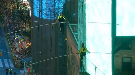 Watch The Wallenda Siblings Cross Times Square On A Tightrope 25 Floors Up Metro Video