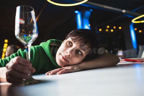Eine Betrunkene Frau Sitzt An Einem Tisch Stockfoto Bild Von