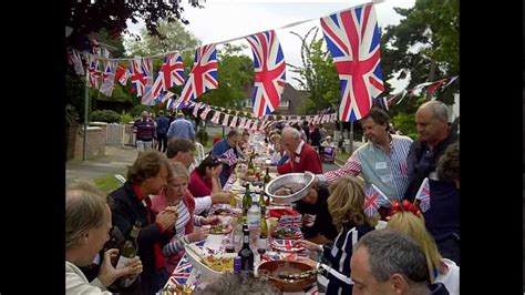 Brits Celebrate Queens Diamond Jubilee With Street Parties Youtube