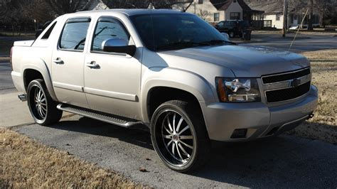 The 2008 chevy avalanche's unique midgate system gives it a distinctive look and allows it to function as both a truck and an suv. 2008 Chevrolet Avalanche - Pictures - CarGurus