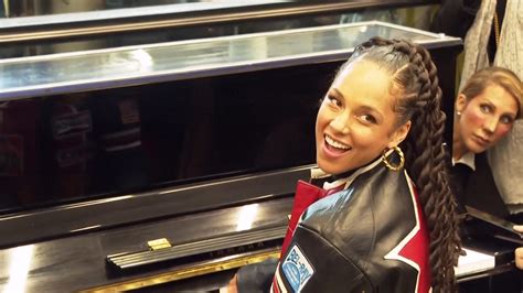 Alicia Keys Delivers Impromptu Performance At London Train Station