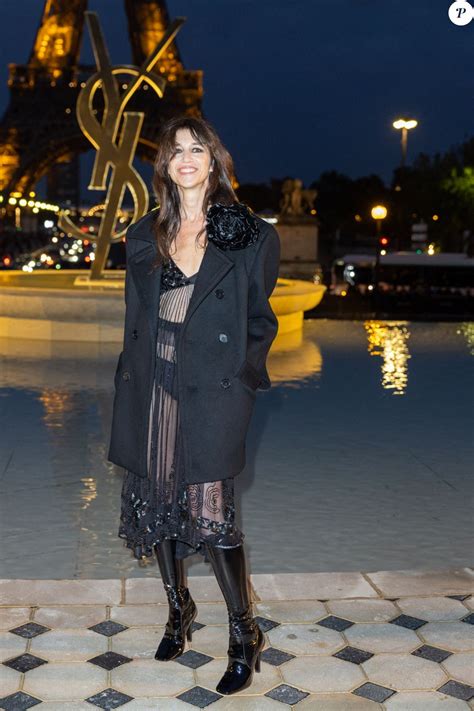 Charlotte Gainsbourg Front Row Du Défilé De Mode Saint Laurent Prêt