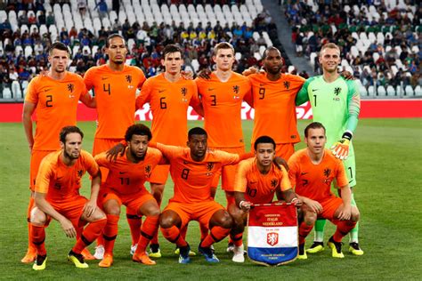 In enschede werd een wedstrijd gespeeld tussen een team. Oranje stijgt weer op wereldranglijst | Nederlands voetbal ...