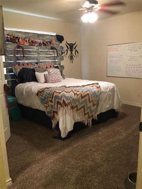 With the grace and elegance of the classic hacienda or mountain ranch estate, our western decor section has everything you need to bring the bold opulence of that bygone era into your home, cabin, or office. Clean and organized (With images) | Room ideas bedroom ...