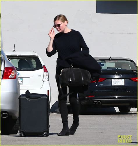 Kirsten Dunst Covers Up Engagement Ring While In L A Photo