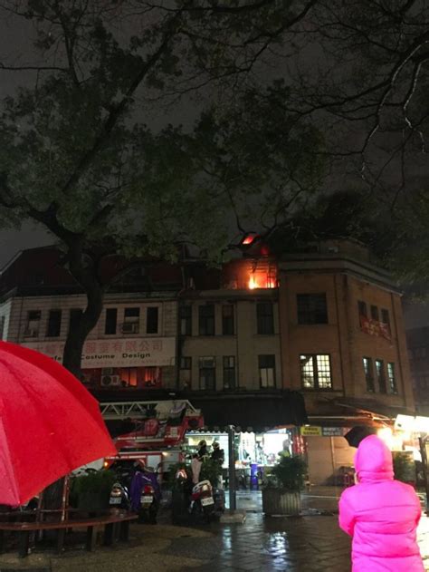 新店 新店區公所 七張 小碧潭 大坪林 景美 萬隆 公館 台電大樓 古亭 小南門 北門 台北 小巨蛋 南京三民 松山 南勢角 景安 永安市場 頂溪 松江南京 行天. 永樂市場旁公寓頂樓冒大火 1樓小吃店客人紛走避 - 社會 - 自由時報電子報