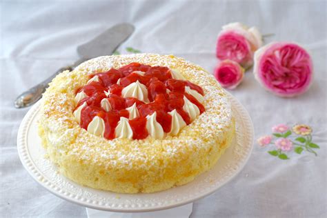Prendete la pasta sfoglia e stendetela leggermente con il mattarello, le dimensioni della sfoglia devono essere qualche centimetro per la bagna potete fare voi lo sciroppo classico: Torta cesto di fragole - fluffosa con crema diplomatica ...