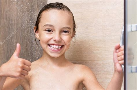 Kleines Mädchen im Badezimmer Stockfoto VaLiza