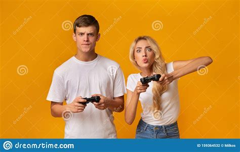 jonge man en meisje spelen emotioneel videospel met joysticks stock foto image of kaukasisch