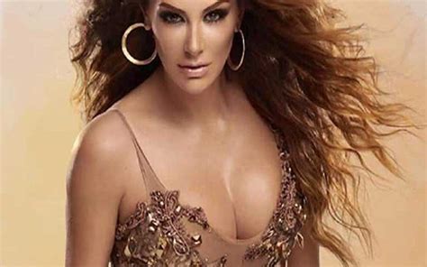 Ninel conde muestra a su hija después de mucho tiempo de mantenerla oculta y lo hace por un una publicación compartida de ninel condesitio oficial (@ninelconde) el 4 abr, 2020 a las 11:43 pdt. Ninel Conde muestra video en donde al fin se contactó con ...