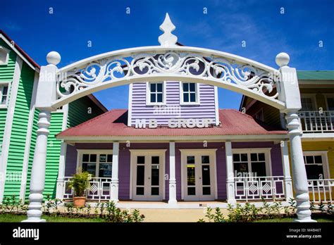 Casas De Colores En El Centro De La Ciudad De Santa Bárbara De Samaná