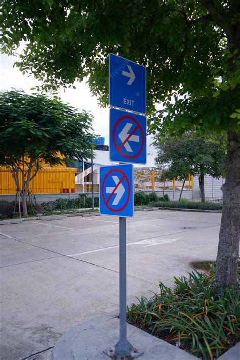 Giro A La Derecha Prohibido Y Giro A La Izquierda Prohibido Photo